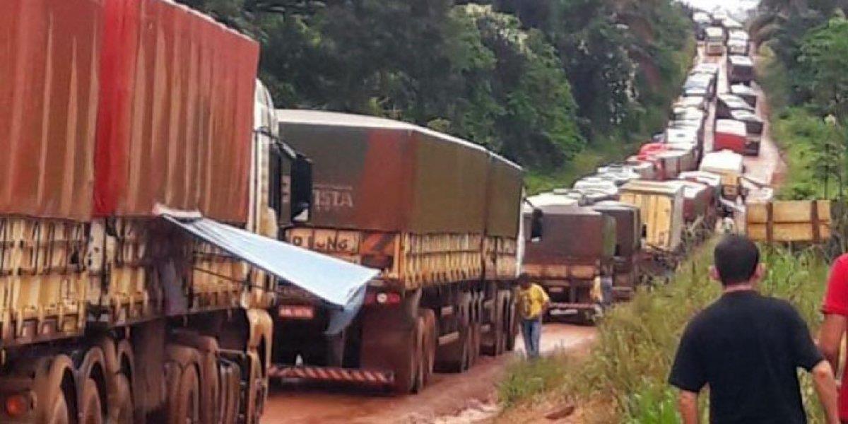 Imensa fila de mais de 3.000 caminhões de grãos aguardam para descarregar no Pará